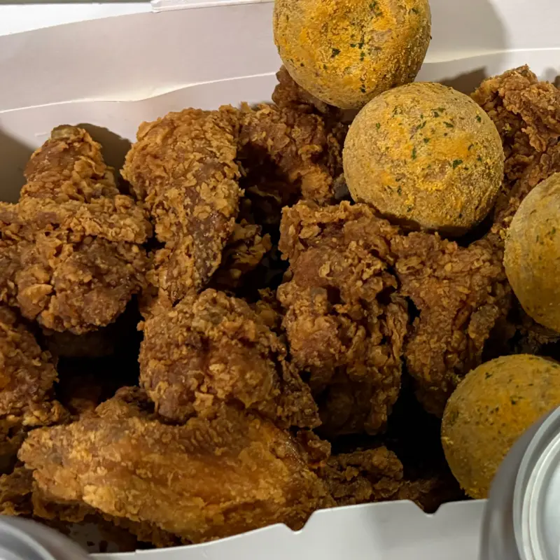 탄 맛이 나는 닭다리와 치킨 조각들