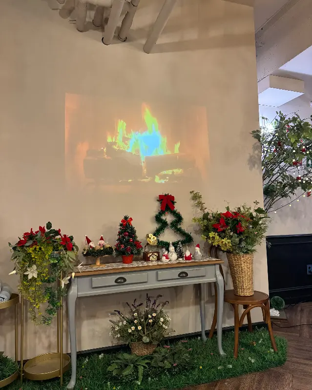 크리스마스 분위기가 물씬 풍기는 앨빈쿠치나의 인테리어