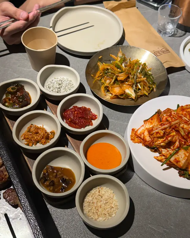 다양한 소스와 곁들임 반찬이 놓인 테이블 세팅