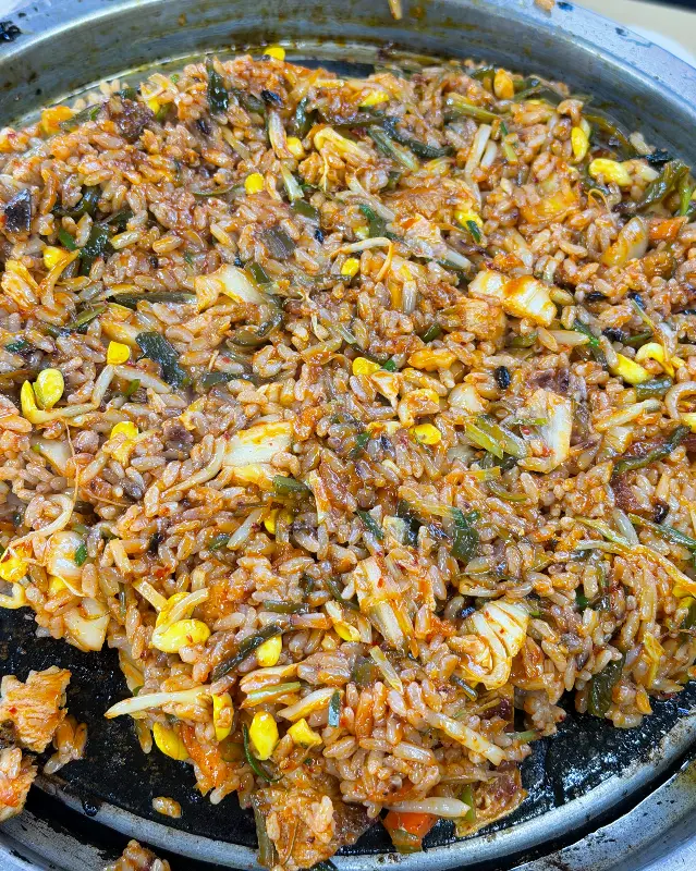 불판 위에 볶아진 볶음밥의 클로즈업 샷