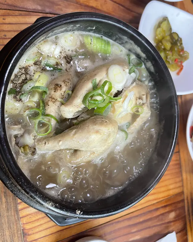 뽀얀 국물이 일품인 다래원 삼계탕