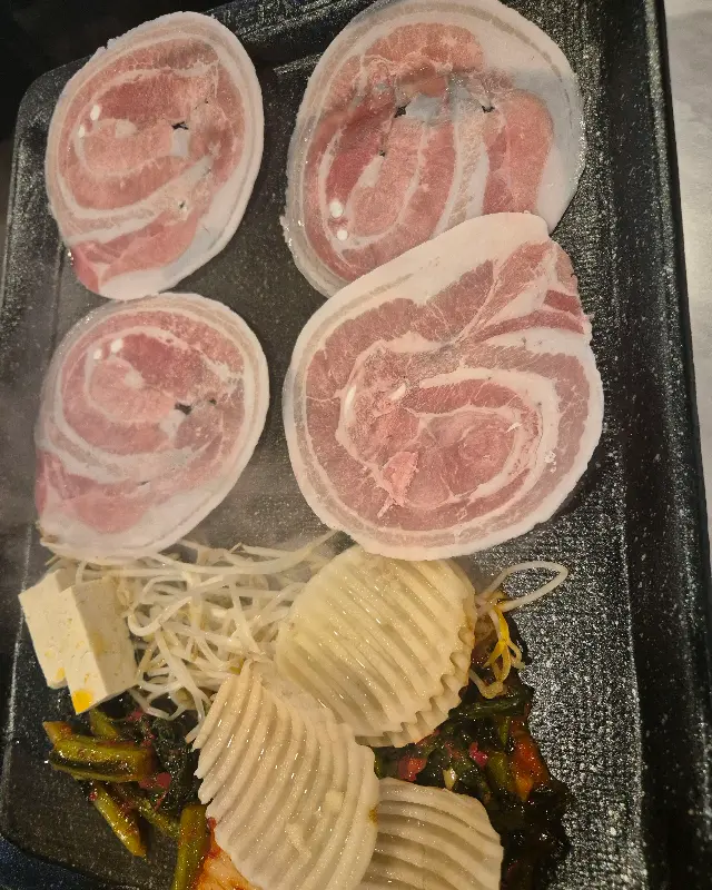 불판 위에 올려진 꽃냉삼