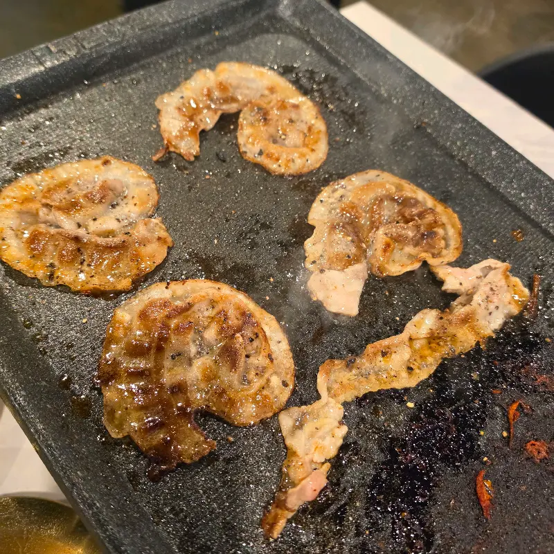 노릇하게 구워진 냉삼겹살