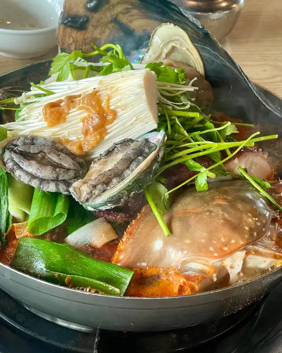신선한 해물이 가득 담긴 해물탕 냄비