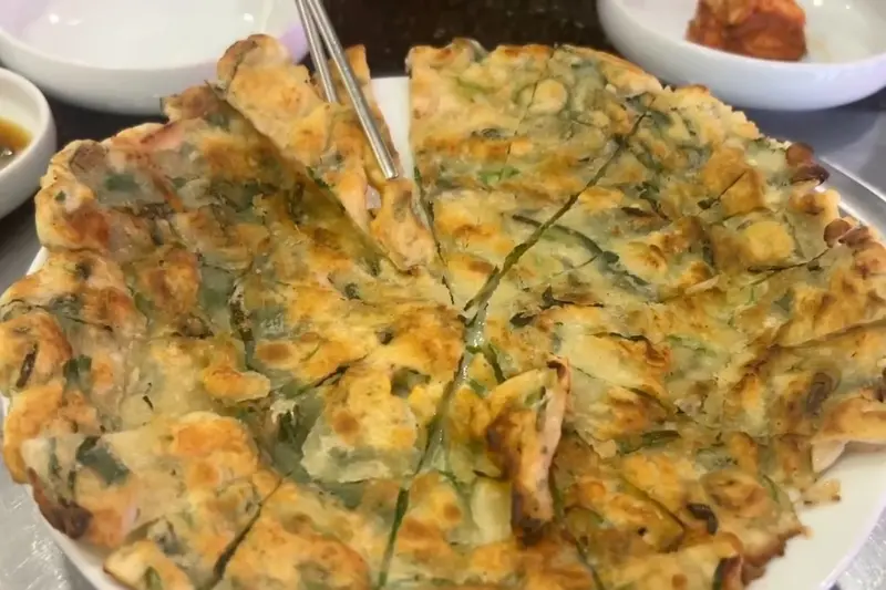 노릇하게 구워진 부추전