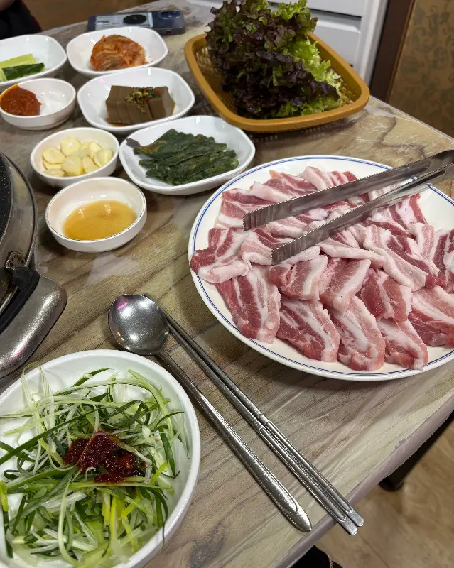 푸짐하게 차려진 밑반찬