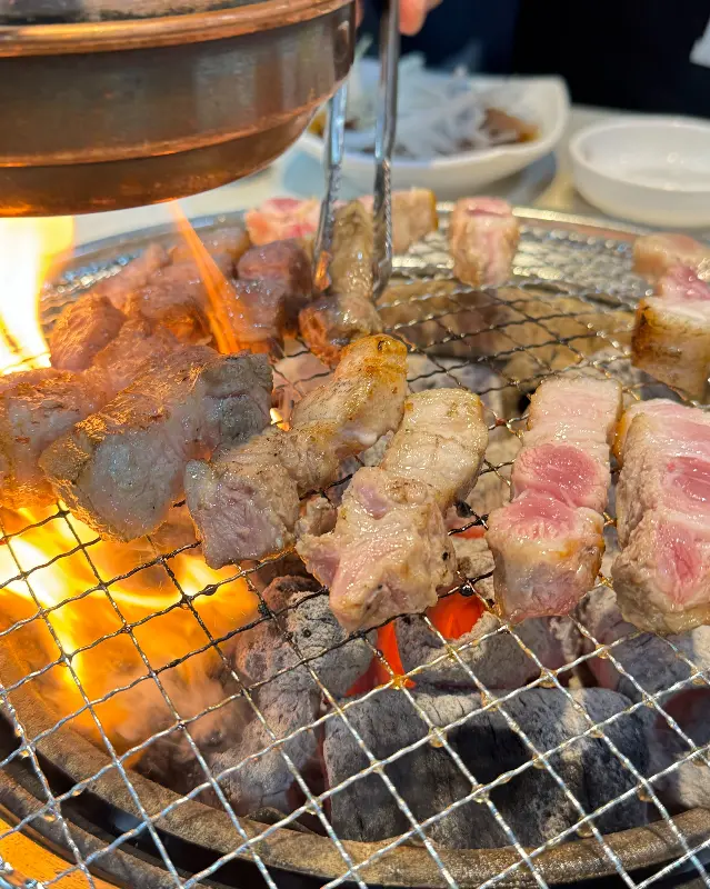 불판 위에서 맛있게 익어가는 삼겹살