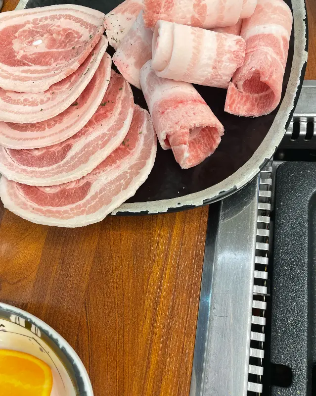 윤기가 흐르는 대패삼겹살