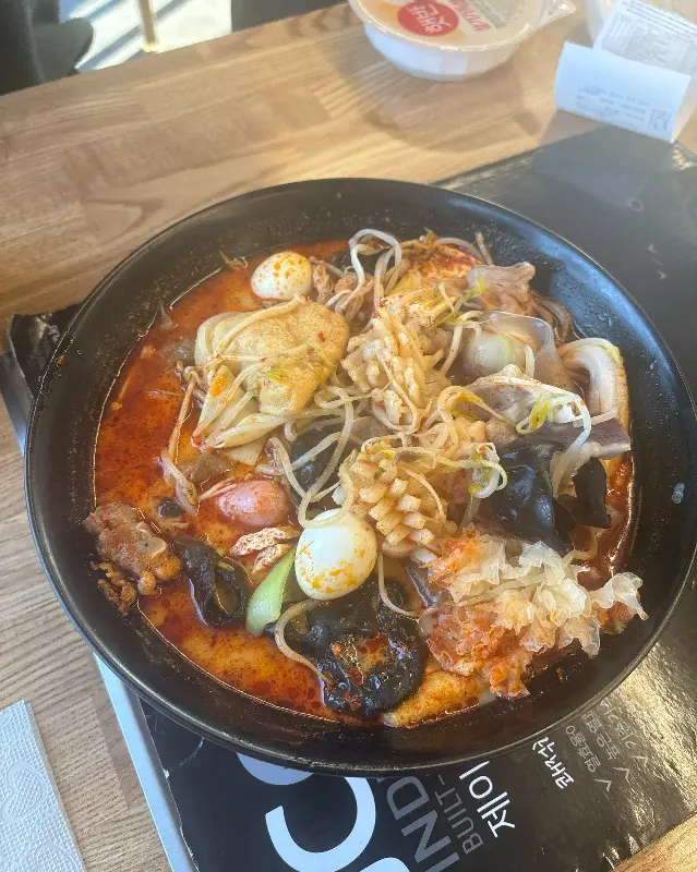 마라탕에 다양한 재료가 푸짐하게 담겨있는 모습