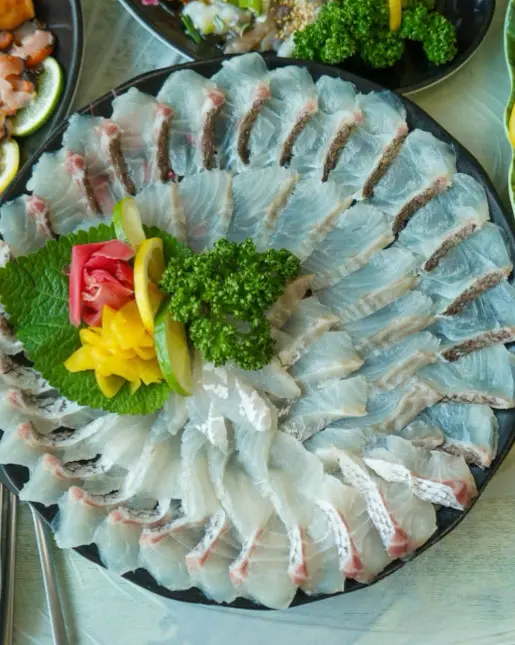 윤기가 좔좔 흐르는 참돔회