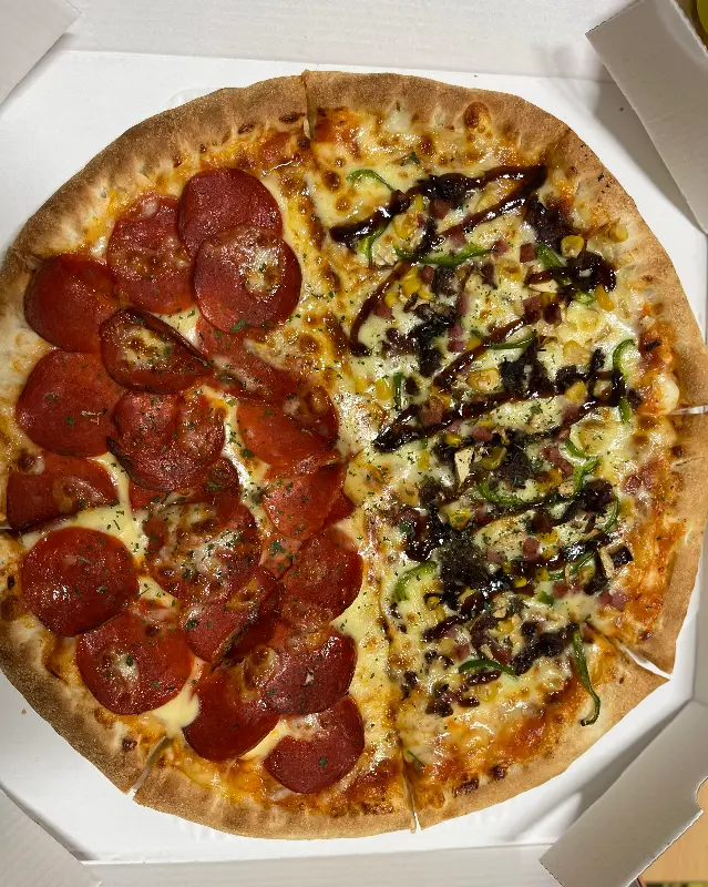 페퍼로니 피자와 다른 종류의 피자가 반반으로 구성된 피자.