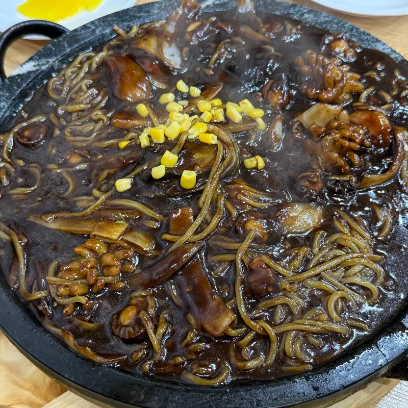 돌짜장의 멈출 수 없는 비주얼