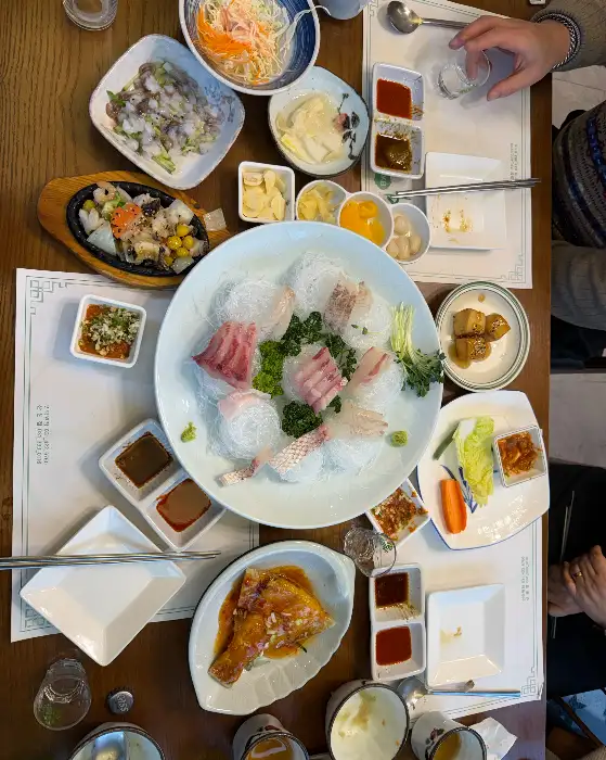 테이블 위에 차려진 푸짐한 일식 코스 요리 상차림