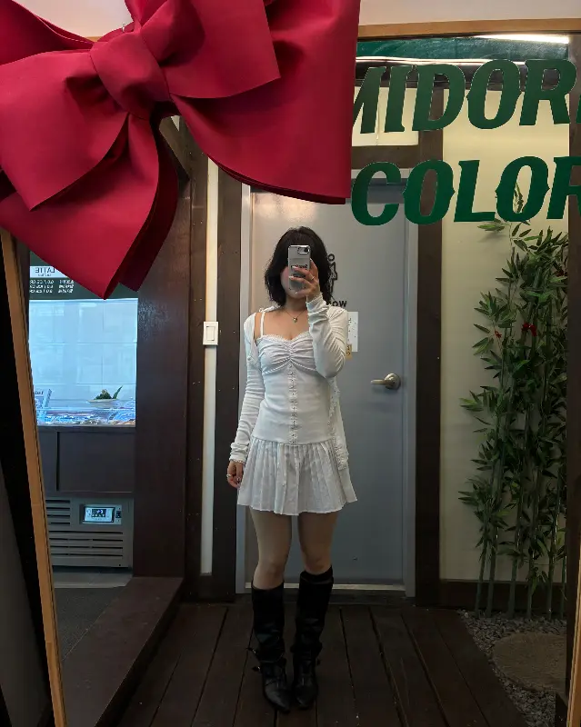 카페 내부의 거울과 장식 사진