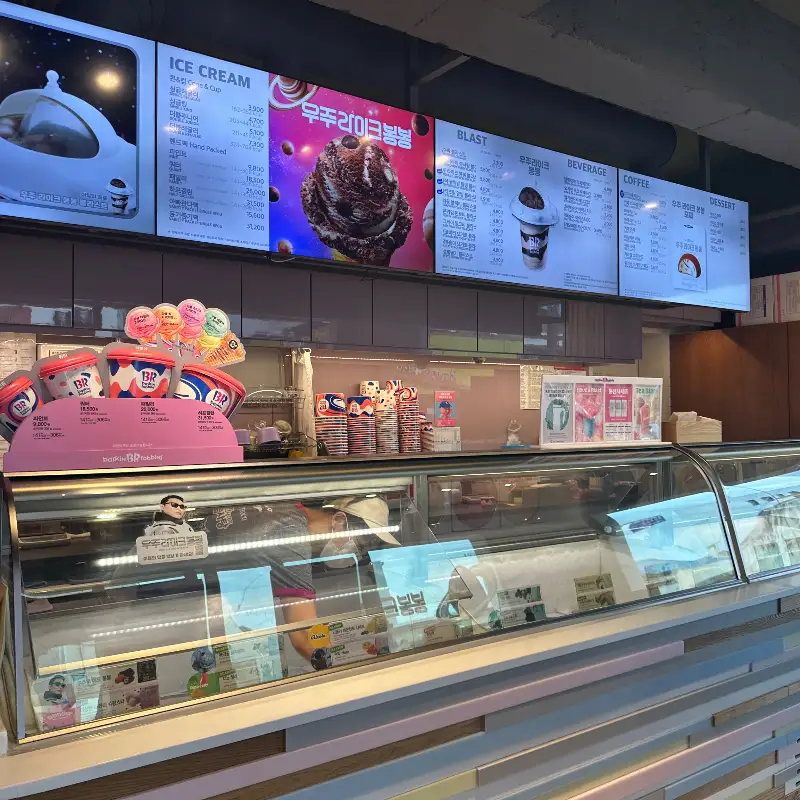 매장 쇼케이스 전경