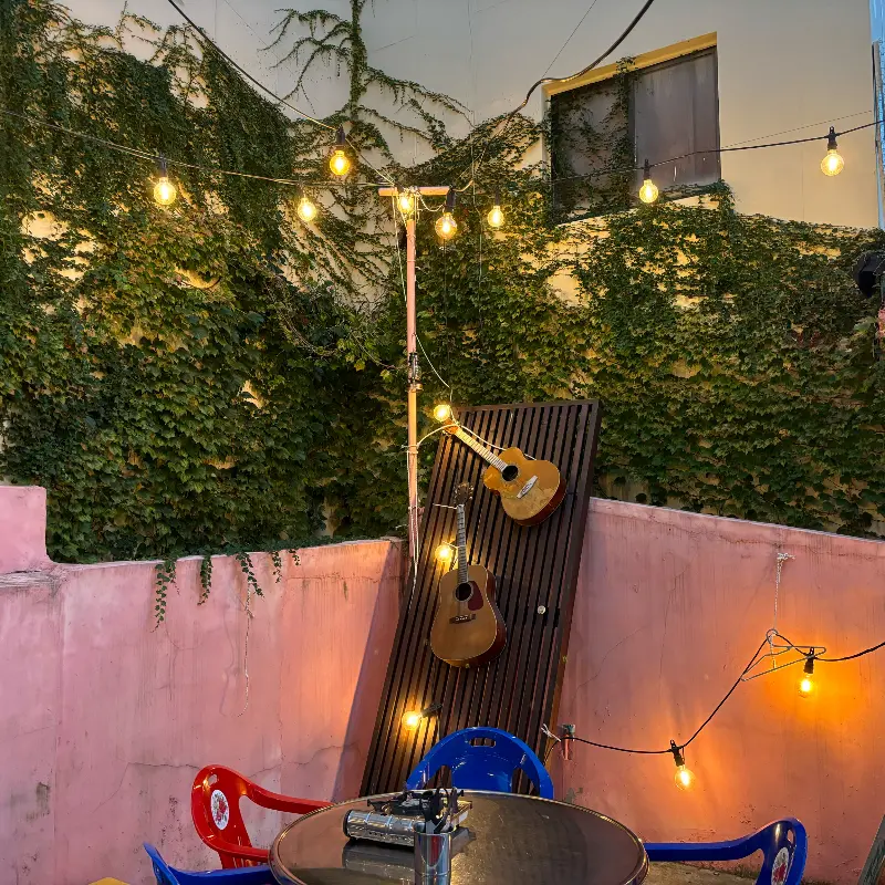 기타와 조명이 있는 야외 테이블