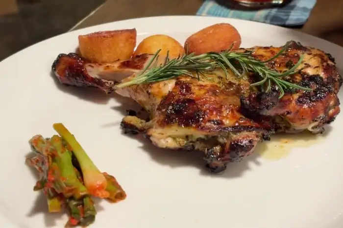 신선한 채소와 우삼겹이 올라간 오일 파스타