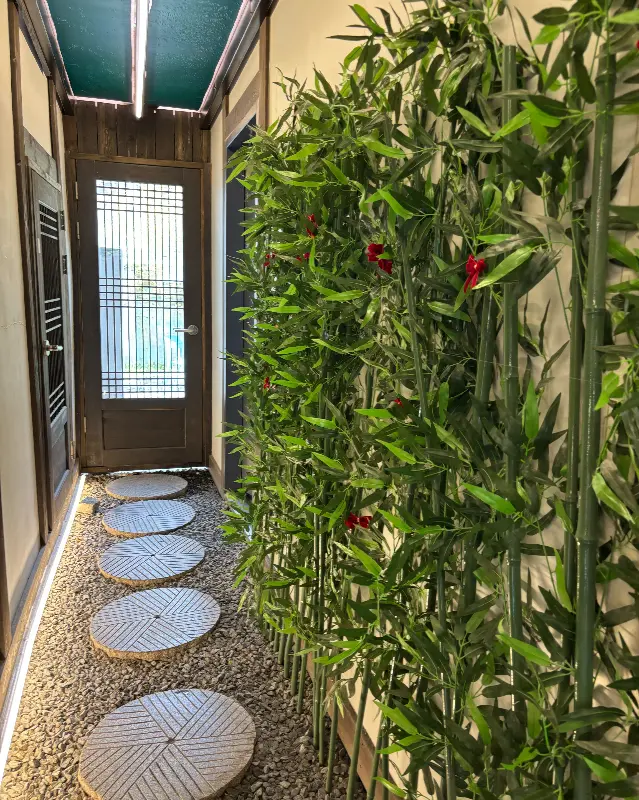 카페 내부의 대나무 장식 사진