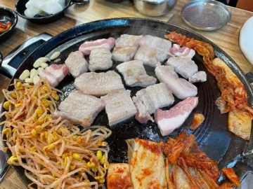 힙하게 즐기는 진주 혁신도시 고기 맛집 투어, 산청흑돼지에서 인생 돼지 만나다