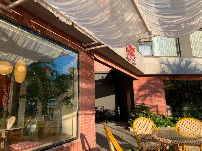 카페 테라스와 입구