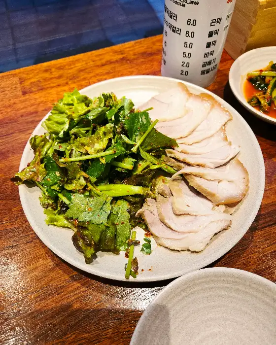 수육과 신선한 나물 무침