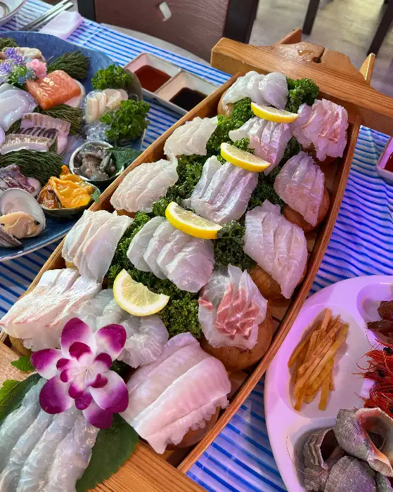 다양한 종류의 신선한 모듬회 플레이트