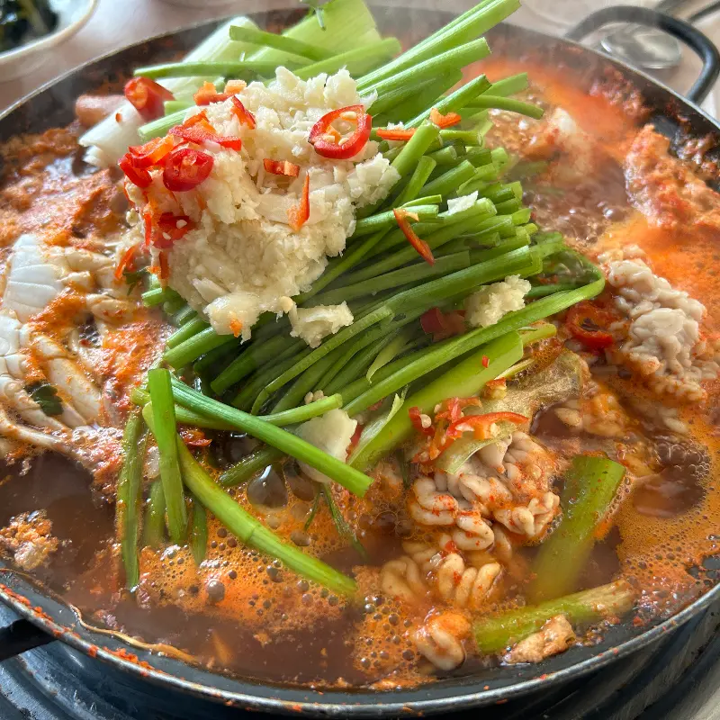 싱싱한 미나리와 뽈살이 가득한 뽈탕