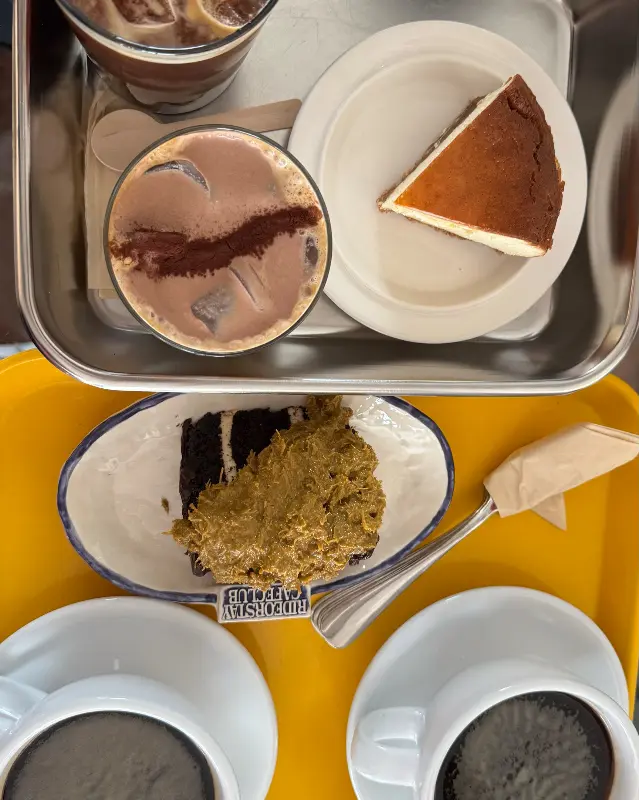 다양한 디저트와 음료