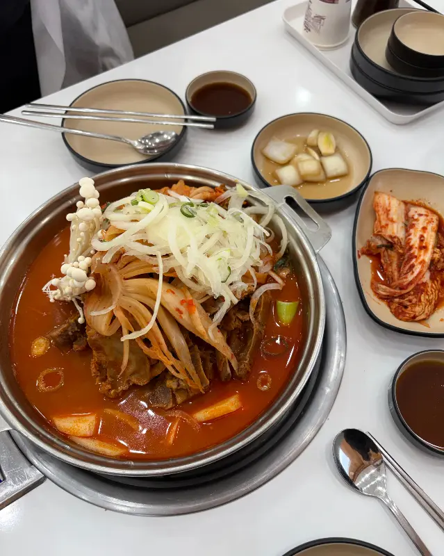 정갈하게 차려진 테이블