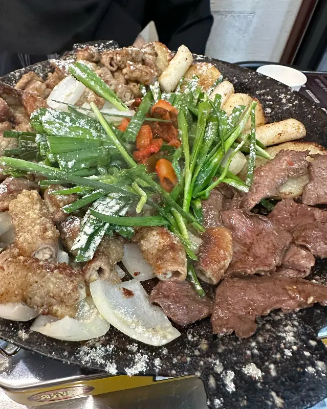 마늘 곱창과 함께 구워진 떡, 감자, 양파, 부추