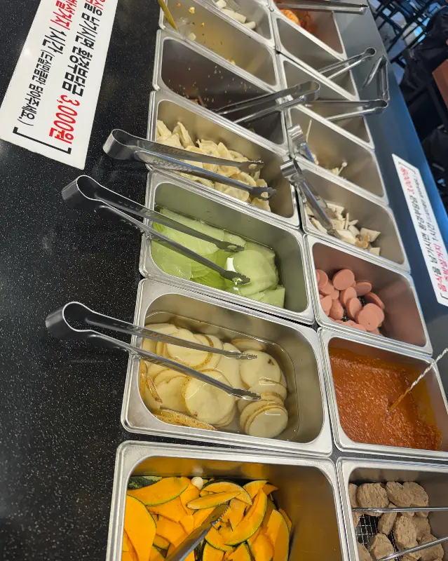 다양한 샐러드바 메뉴