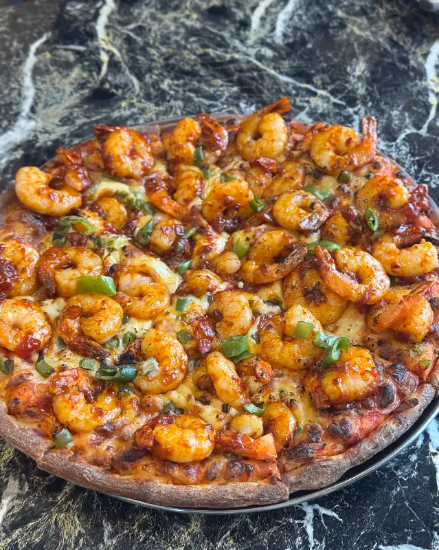 다양한 토핑이 가득한 피자