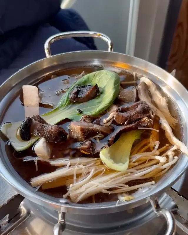 향긋한 버섯 향이 일품인 능이버섯전골