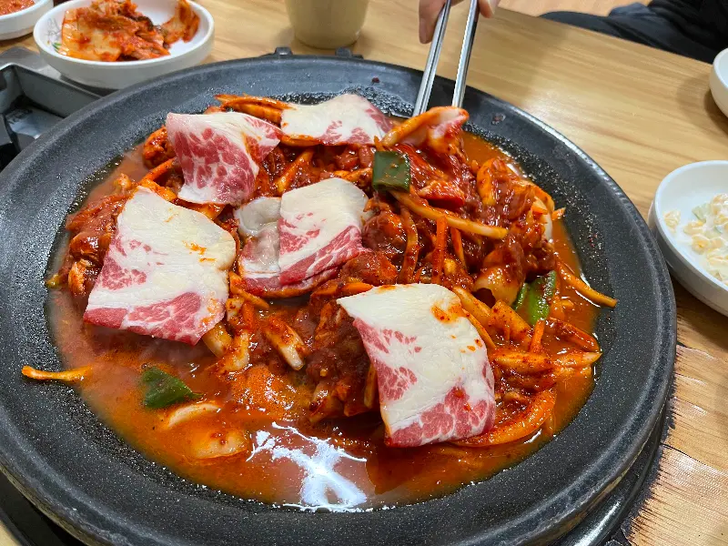 김치와 돼지고기가 듬뿍 들어간 김치찌개의 모습
