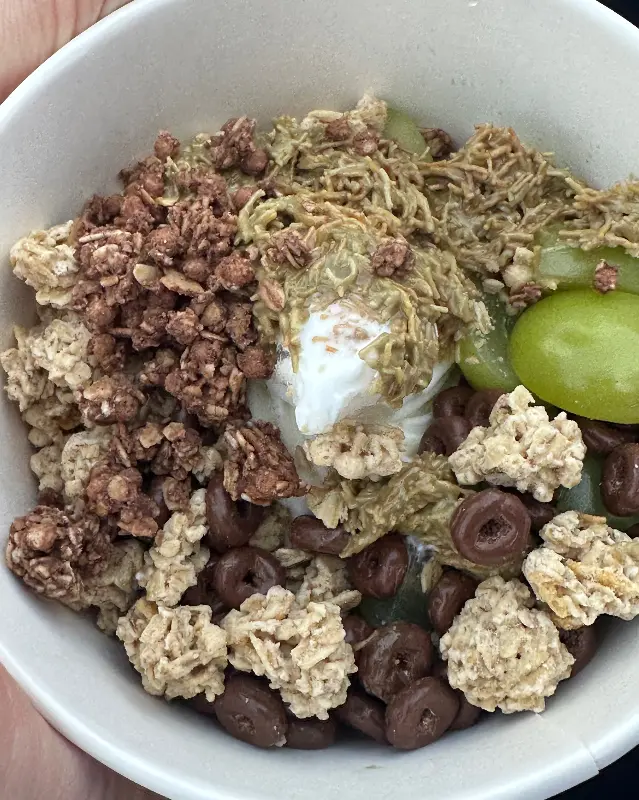 다양한 토핑이 가득한 요거트 아이스크림