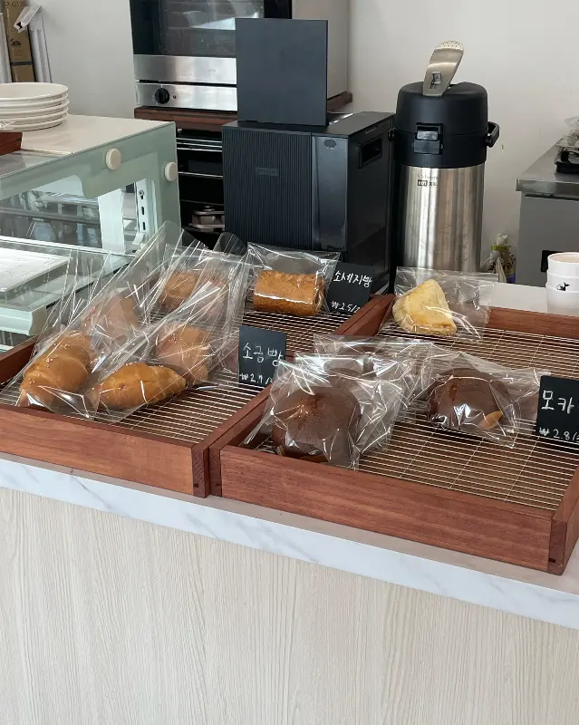 쇼케이스 안에 진열된 다양한 디저트류