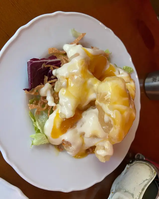 정갈하게 차려진 테이블 위의 요리들