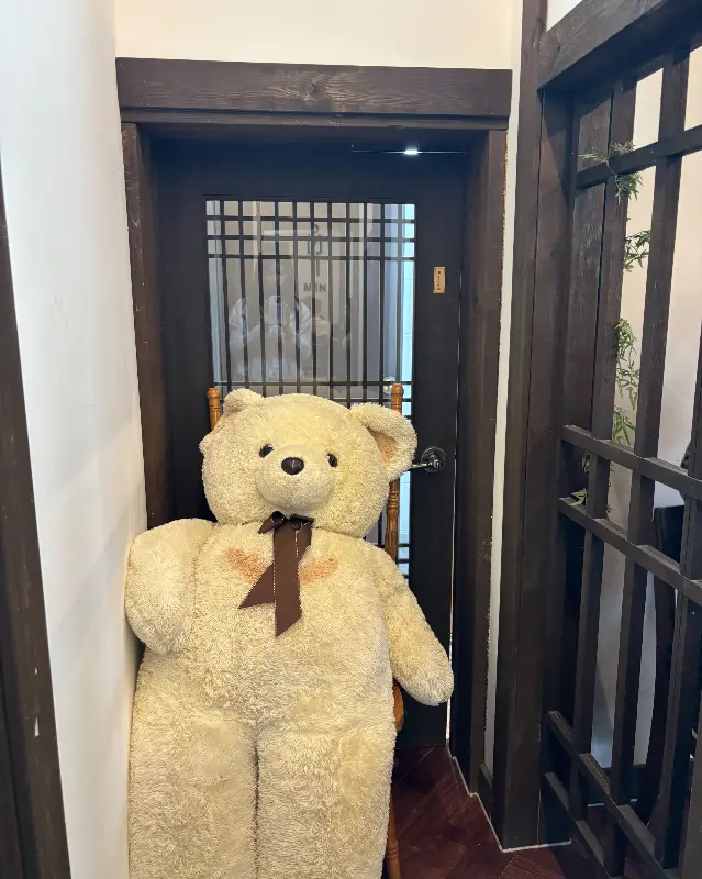 카페 내부의 큰 곰인형 사진