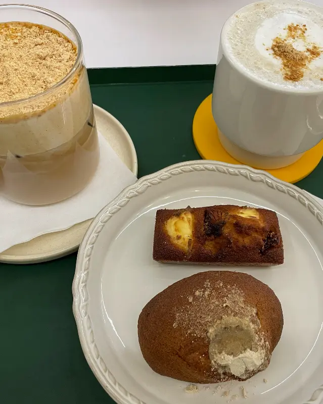 쟁반 위에 놓인 율콩커피, 율무라떼, 구움과자 디저트