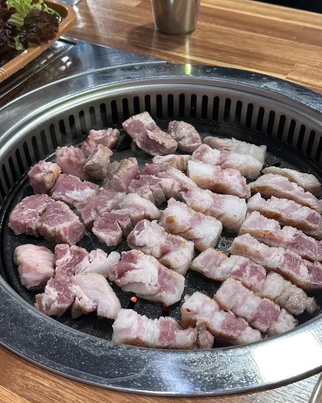 테이블에 놓여진 삼겹살