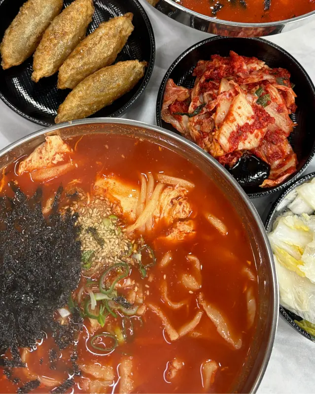 얼큰이 칼국수와 김치