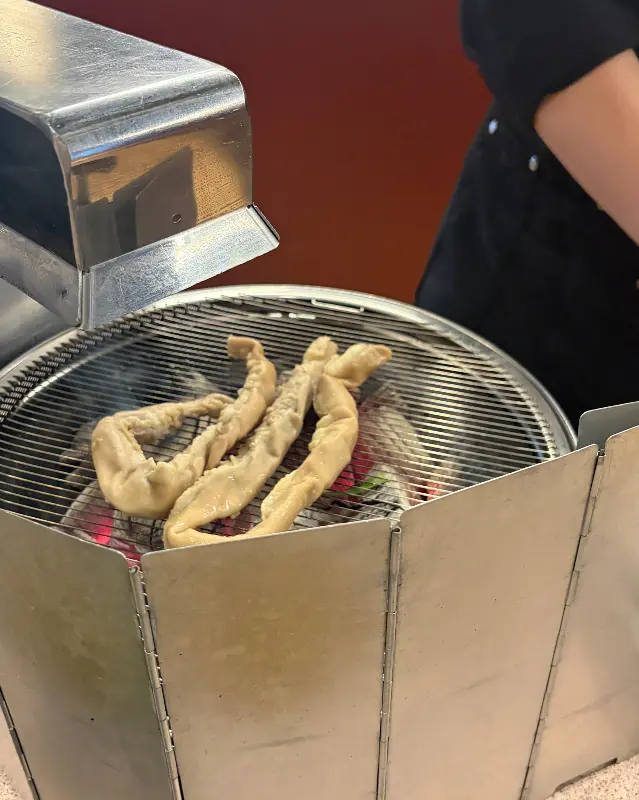 숯불 위에서 익어가는 곱창