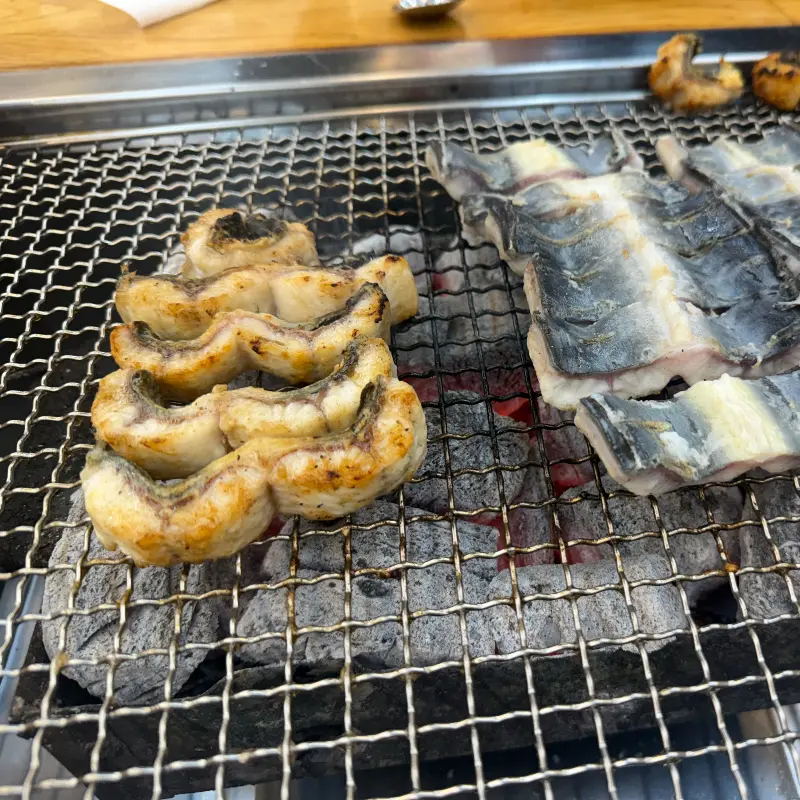 숯불 위에서 익어가는 장어