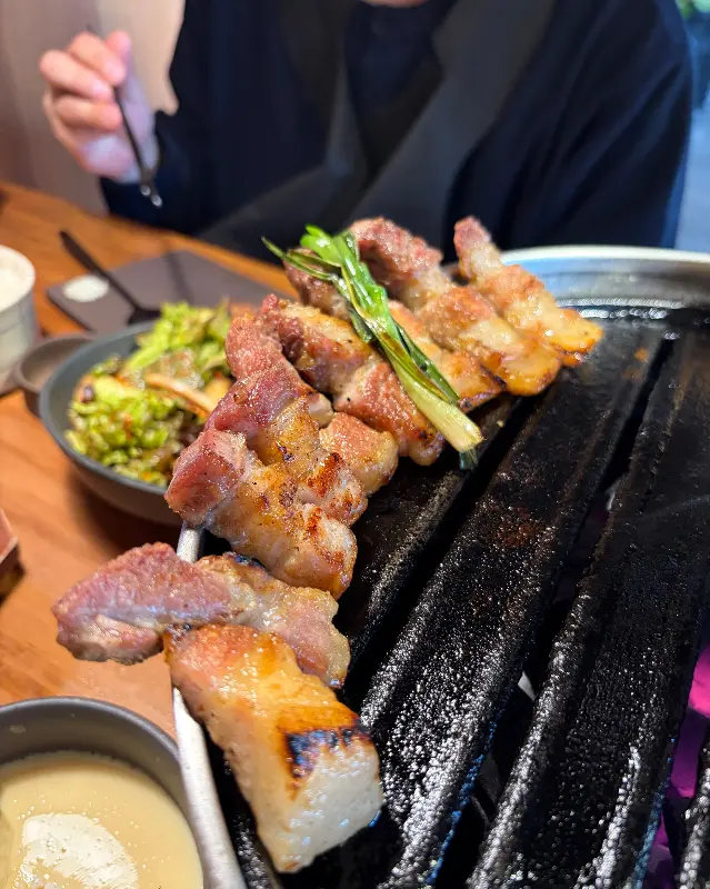 잘 구워진 삼겹살이 불판 위에 놓여있다.