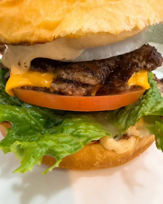 코너스톤 버거의 육즙 가득한 패티