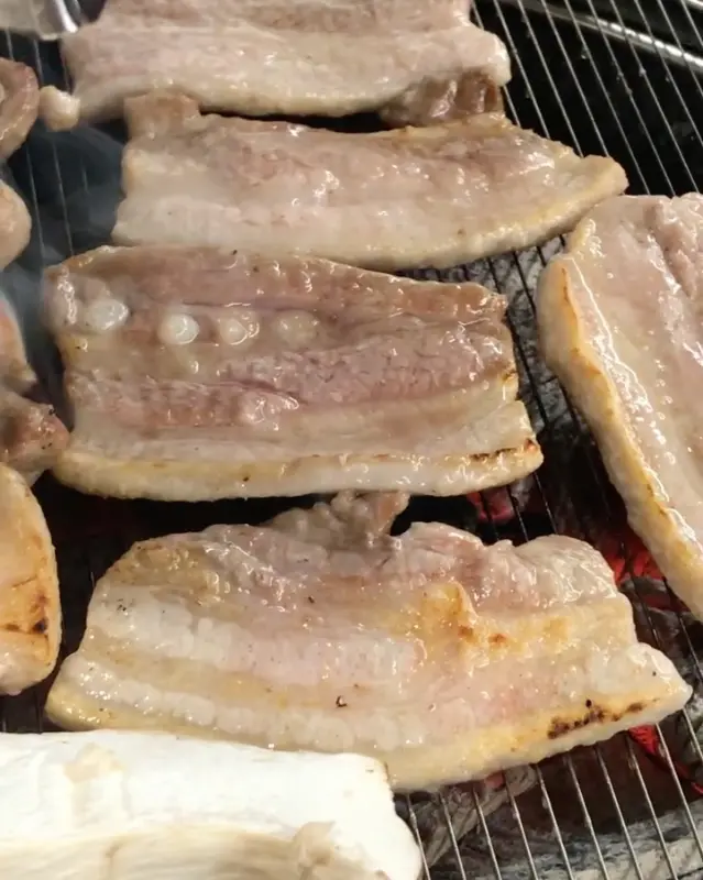노릇노릇하게 구워진 삼겹살