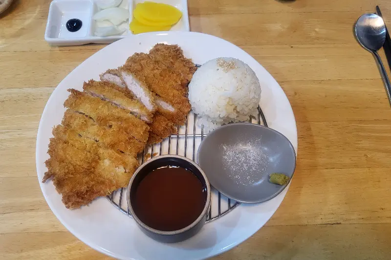 바삭하게 튀겨져 나온 돈까스