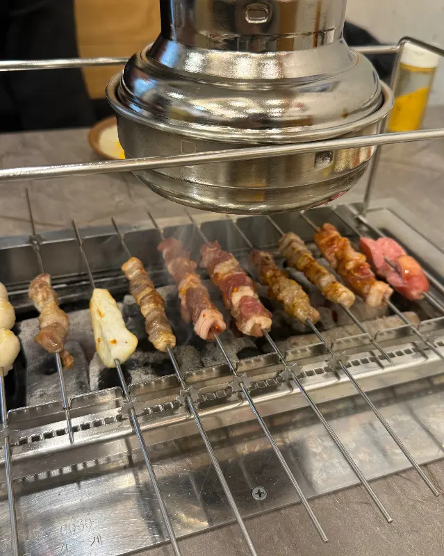 숯불 위에서 익어가는 양꼬치