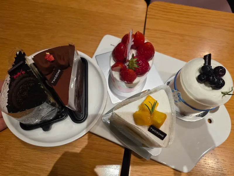 투썸플레이스의 다양한 케이크