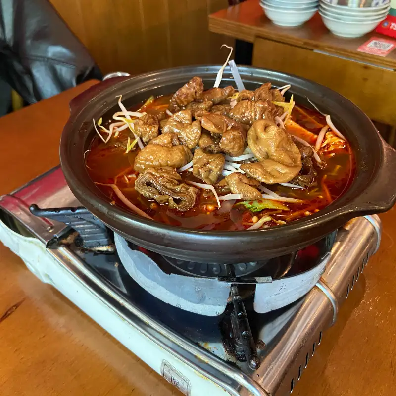 불 위에서 맛있게 끓어오르는 전골 요리